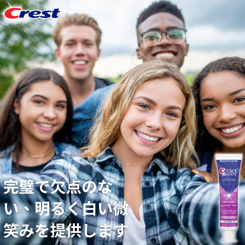 複数人の笑顔のライフスタイル画像